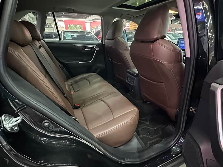 Фото 8 - Toyota RAV4