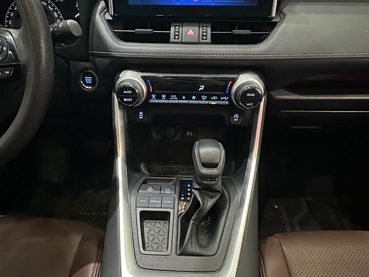 Фото 9 - Toyota RAV4