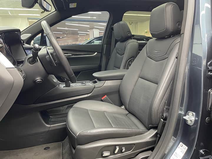 Фото 10 - Cadillac XT6