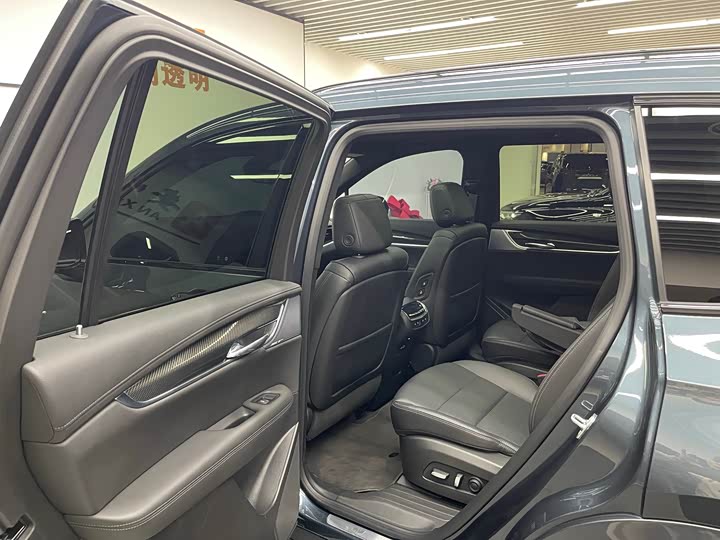 Фото 13 - Cadillac XT6