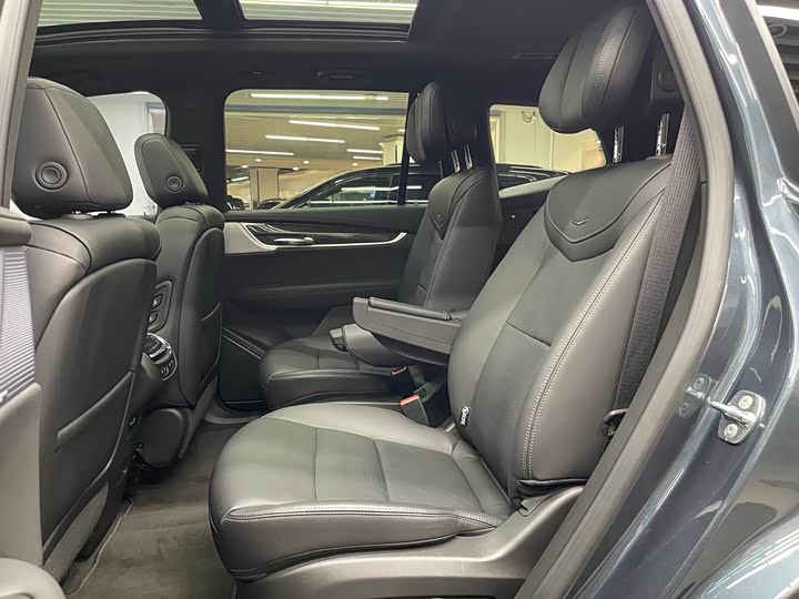 Фото 14 - Cadillac XT6