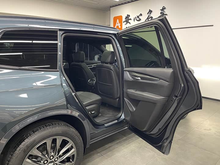 Фото 15 - Cadillac XT6