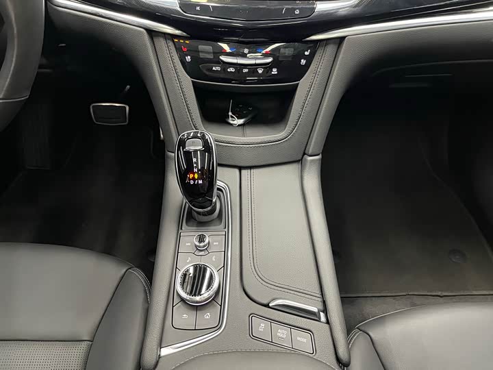 Фото 19 - Cadillac XT6