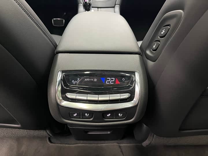 Фото 20 - Cadillac XT6