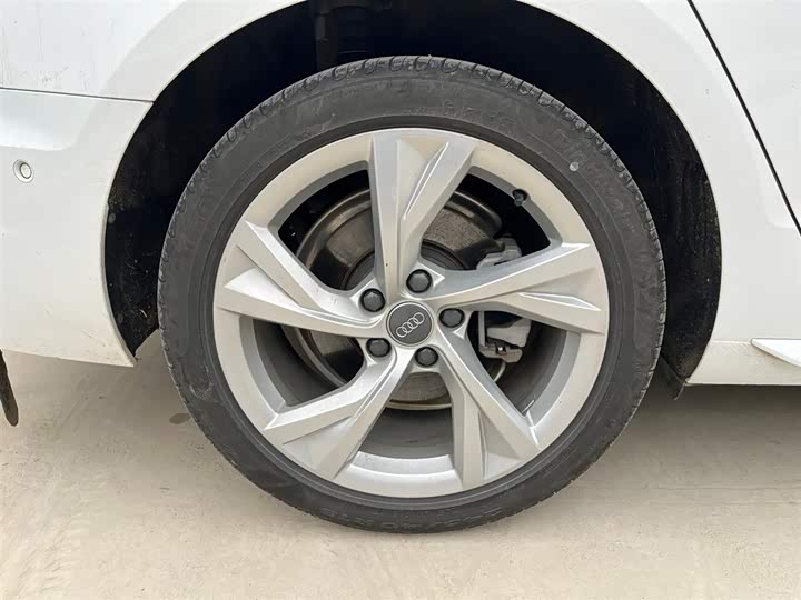 Фото 16 - Audi A4L