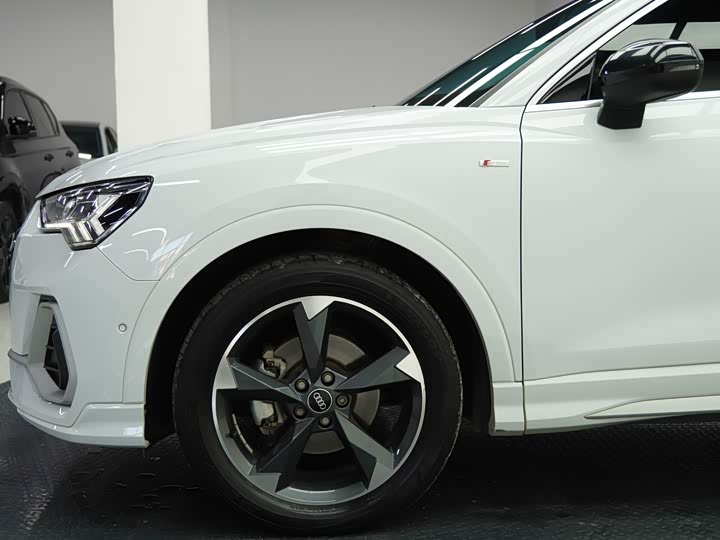 Фото 8 - Audi Q3