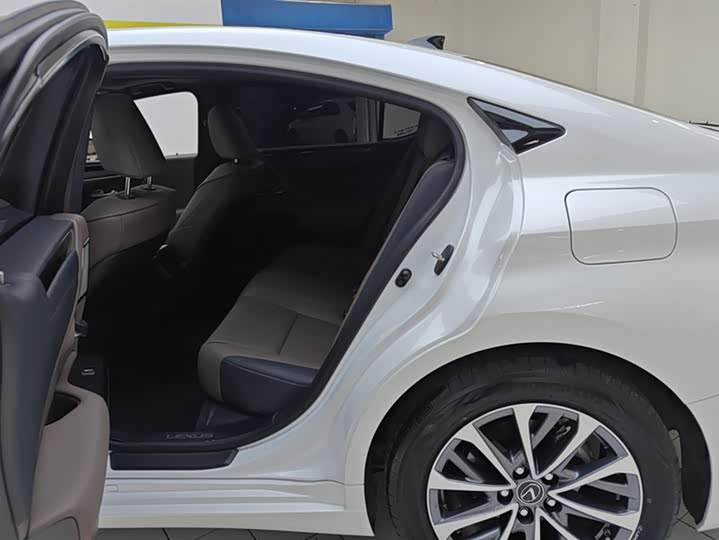 Фото 11 - Lexus ES