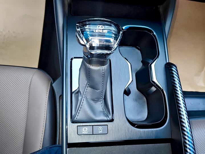 Фото 16 - Lexus ES