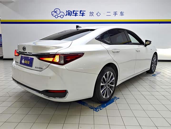 Фото 3 - Lexus ES