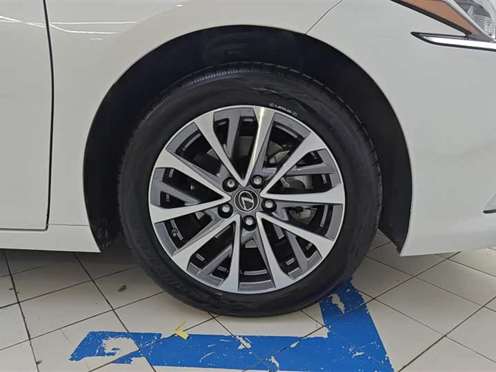 Фото 6 - Lexus ES