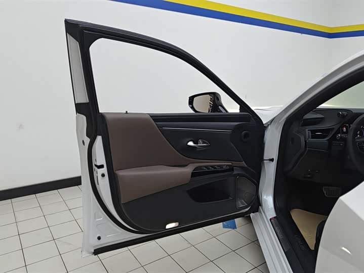 Фото 7 - Lexus ES