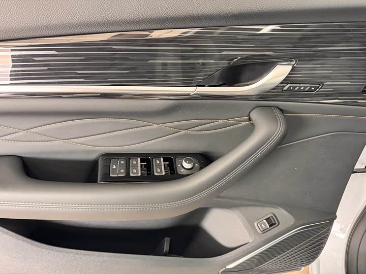 Фото 12 - Geely Monjaro