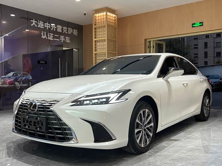 Фото 1 - Lexus ES