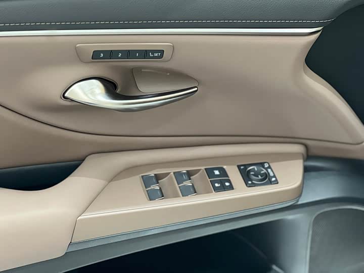 Фото 10 - Lexus ES