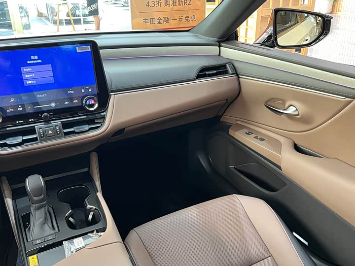 Фото 16 - Lexus ES