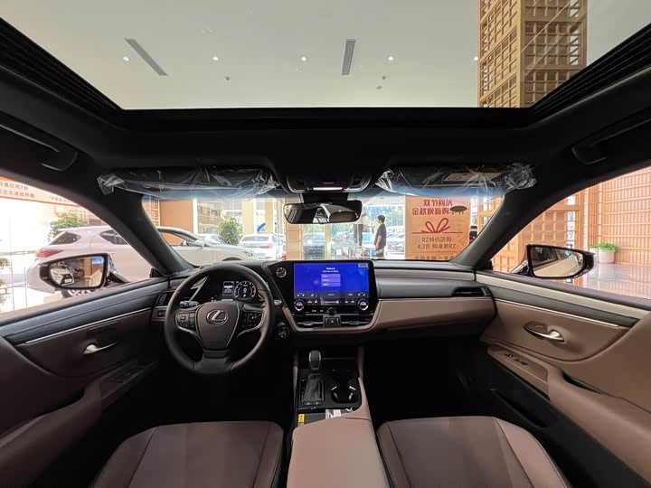 Фото 18 - Lexus ES