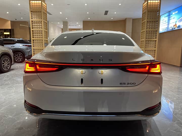 Фото 4 - Lexus ES