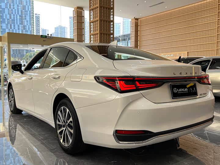 Фото 5 - Lexus ES