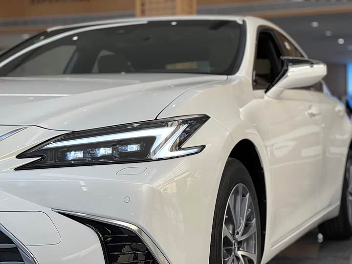 Фото 7 - Lexus ES
