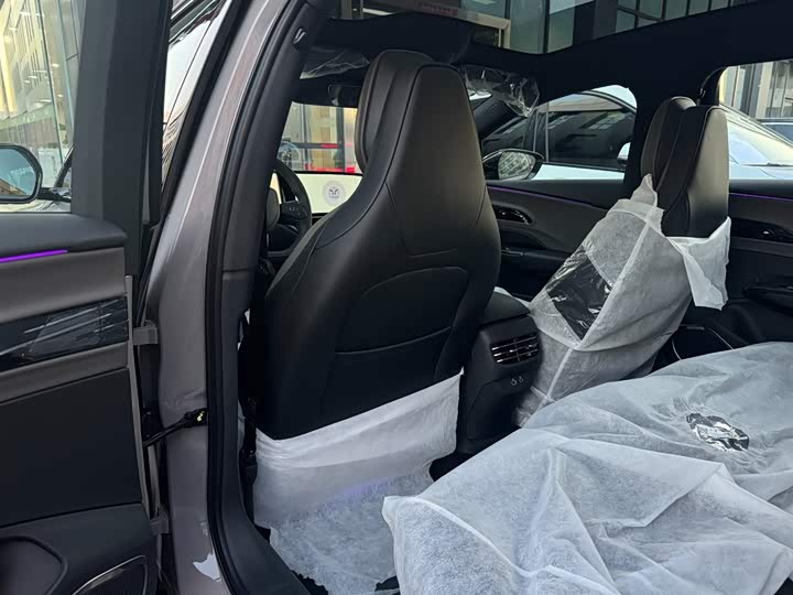 Фото 12 - Hongqi EH7