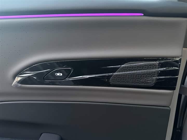 Фото 14 - Hongqi EH7