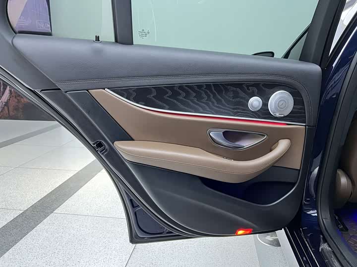 Photo 15 - Mercedes-Benz E-Class