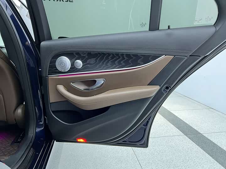 Photo 17 - Mercedes-Benz E-Class