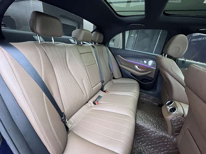 Photo 18 - Mercedes-Benz E-Class