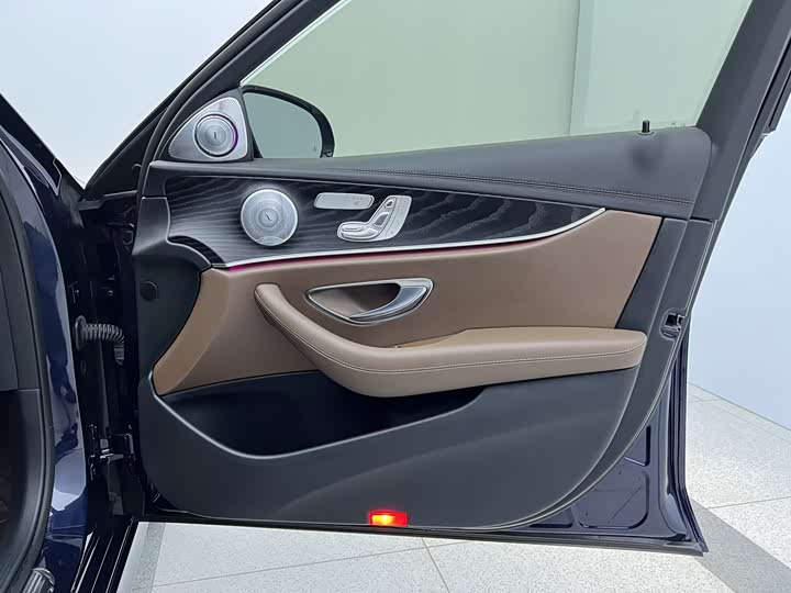 Photo 23 - Mercedes-Benz E-Class