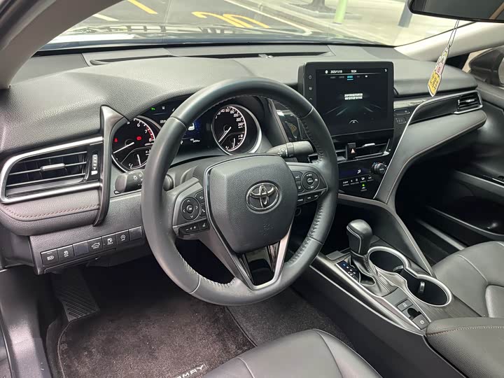 Фото 13 - Toyota Camry