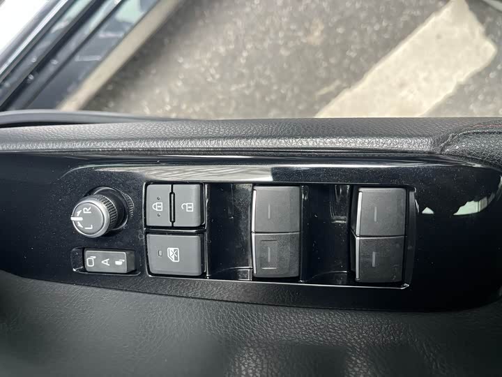 Фото 16 - Toyota Camry