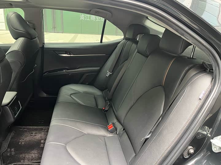 Фото 19 - Toyota Camry