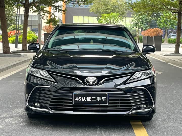 Фото 2 - Toyota Camry