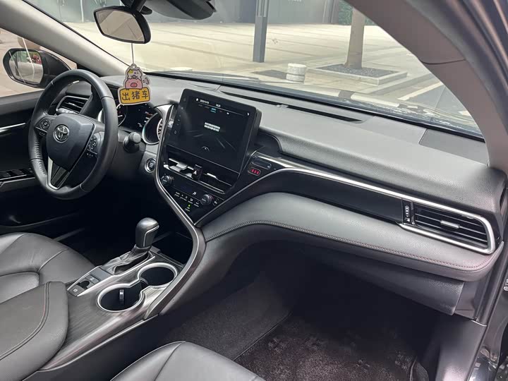 Фото 21 - Toyota Camry