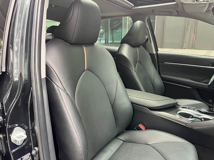 Фото 22 - Toyota Camry