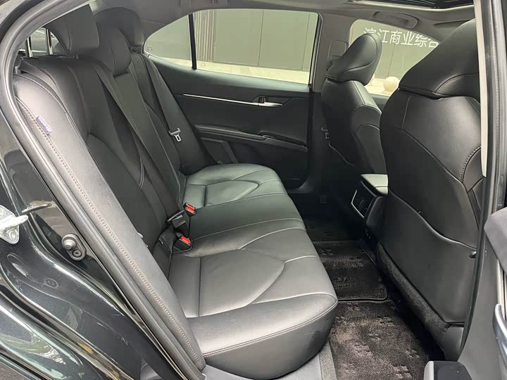 Фото 25 - Toyota Camry