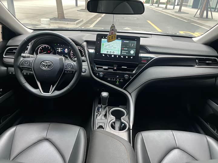 Фото 27 - Toyota Camry