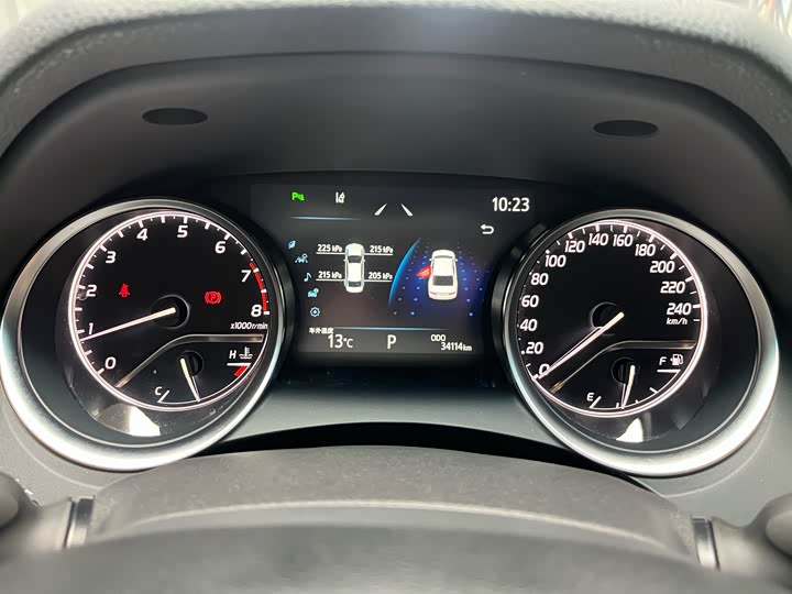 Фото 32 - Toyota Camry