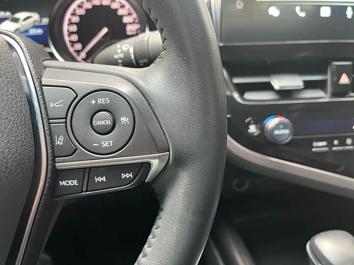 Фото 37 - Toyota Camry