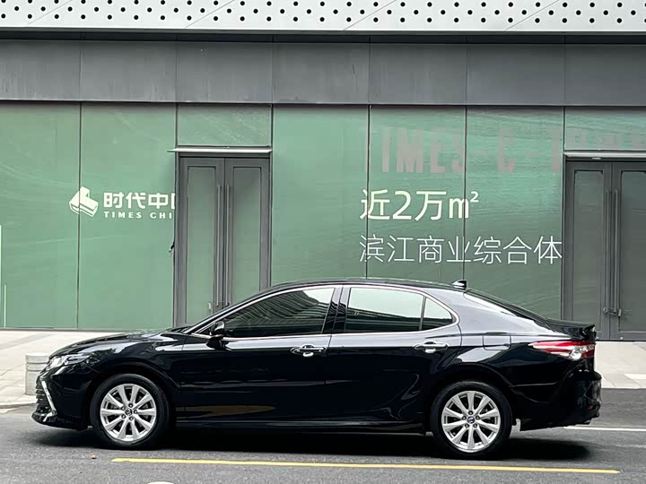 Фото 9 - Toyota Camry