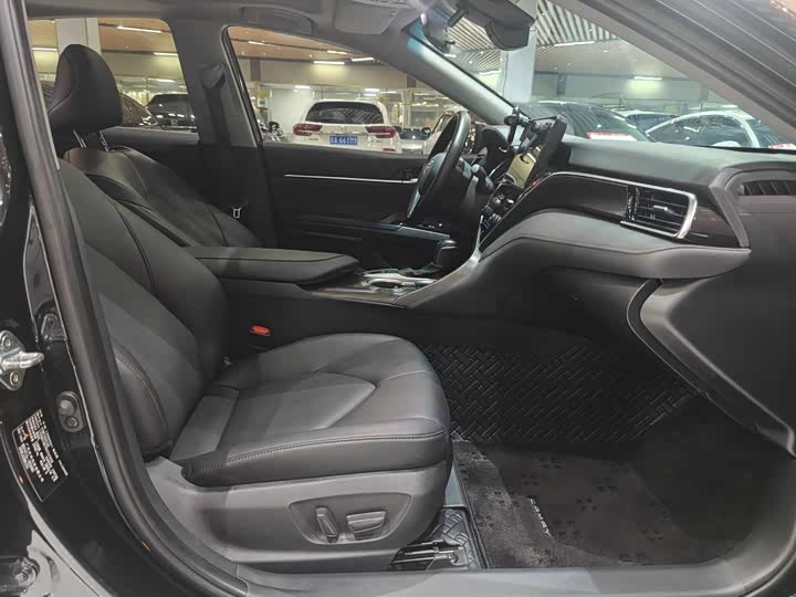 Фото 10 - Toyota Camry