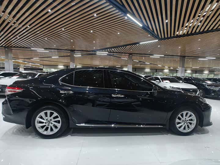 Фото 12 - Toyota Camry