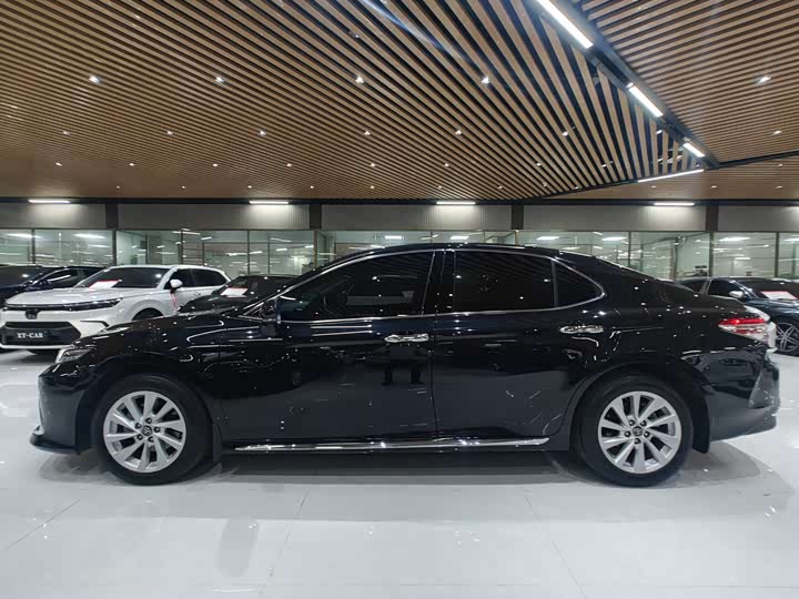 Фото 13 - Toyota Camry