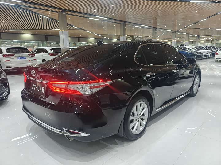 Фото 14 - Toyota Camry