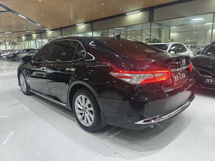 Фото 16 - Toyota Camry