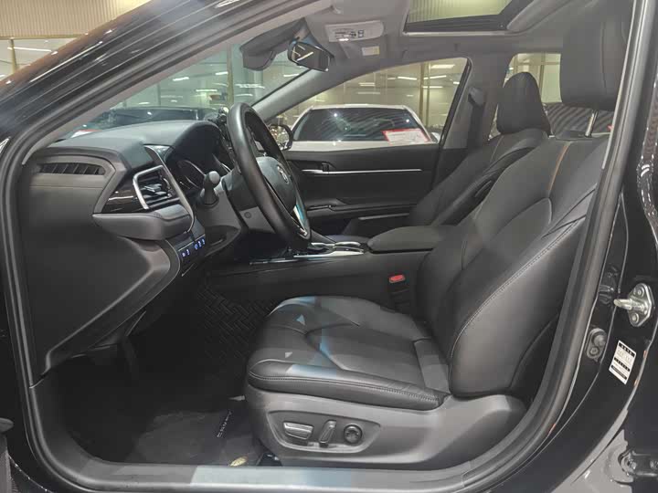 Фото 4 - Toyota Camry