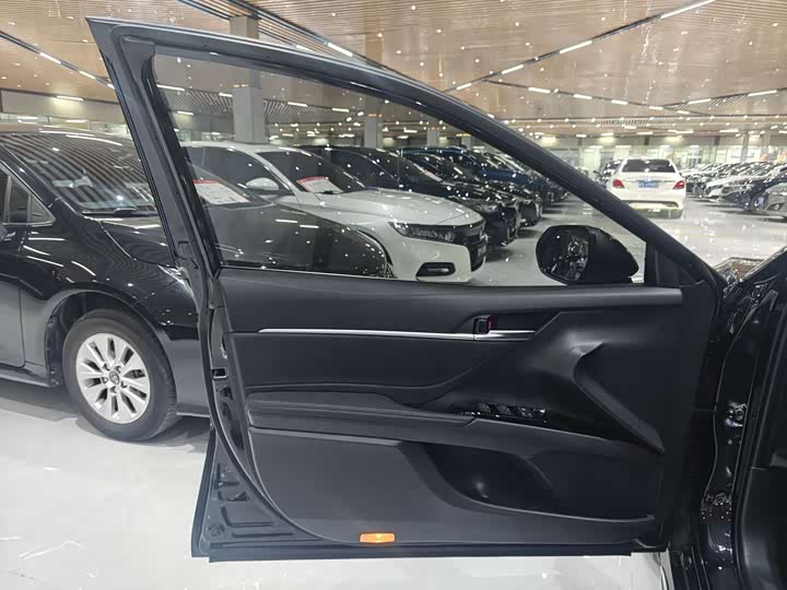 Фото 5 - Toyota Camry