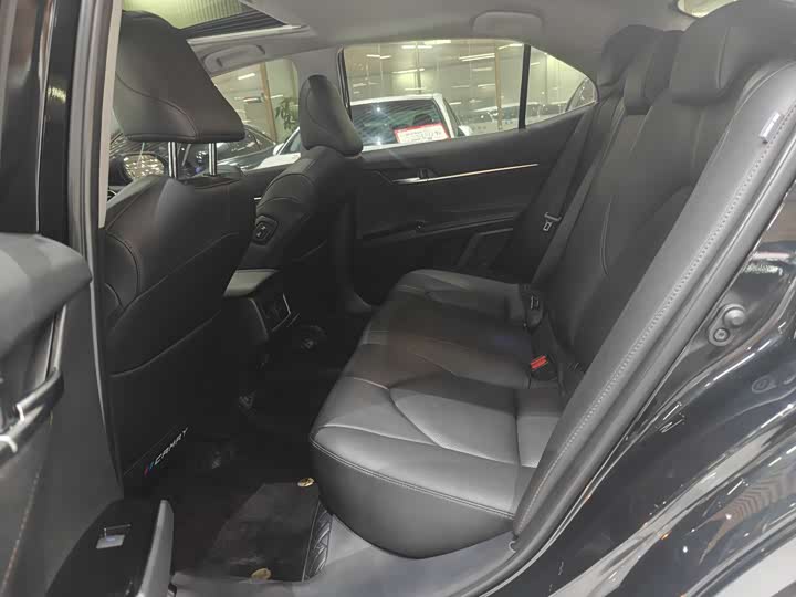 Фото 6 - Toyota Camry