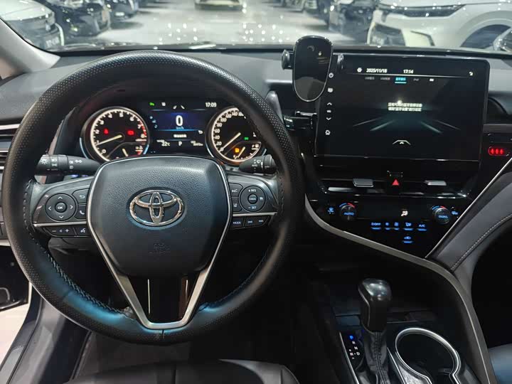 Фото 8 - Toyota Camry