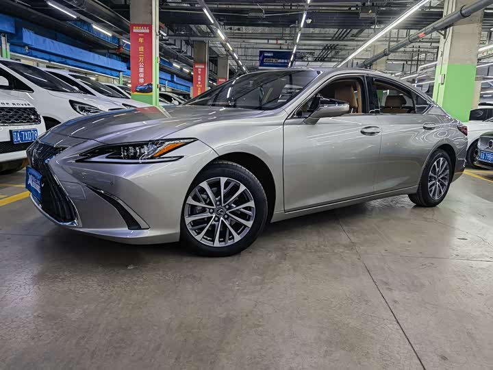 Фото 1 - Lexus ES